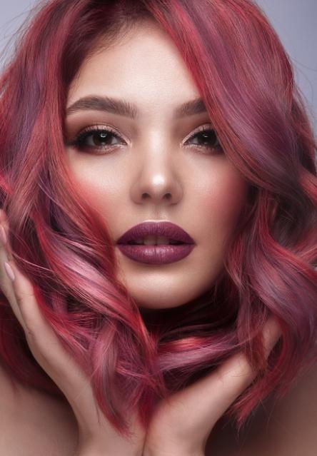 Portrait mit pinken Haaren